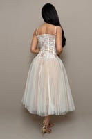 فستان دانتيل بيج بتفاصيل ناعم