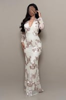 فستان بيج بتطريزات بارزة وقصة أنثوي