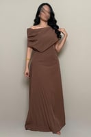 فستان بني أنيق بقصة كتف واحد وتنورة بكسرات ناعمة