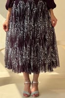 فستان بنفسجي مطرز بتفاصيل لامعة وأكمام منفوخة