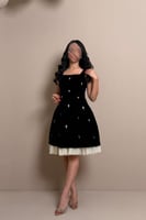 فستان مخملي كحلي قصير بتطريزات ناعمة