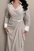 فستان بقصة مريحة بتصميم كلاسيكي عصري من الكريب