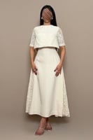 فستان سكري بطبقة تل مطرزة بالترتر قصيرة وتفاصيل جا...