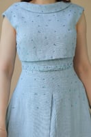 فستان كلاسيكي راقٍ من الكتان بدون أكمام