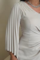 فستان بيج فاتح راقي بأكمام كسرات وتطريز كتف