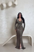 فستان بني نحاسي لامع بتفاصيل لؤلؤية وتصميم لف