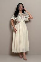 فستان سكري مطرز بتفاصيل وردية ولمسات ذهبية