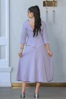 فستان فاخر يعكس سحر البساطة الممزوجة بالأناقة