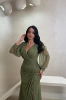 فستان دانتيل زيتي بتفاصيل كريستال وقصّة ملفوفة راق...