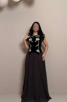 فستان بني بتفاصيل مطرزة أنيقة من مليحة