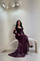 فستان خمري لامع بأكمام منسدلة وفتحة جانبية جذابة