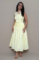 فستان أنثوي بتصميم راق يجمع بين النعومة والفخامة