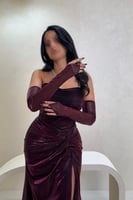 فستان خمري لامع بأكمام منسدلة وفتحة جانبية جذابة