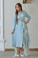 فستان ملكي أبيض بأسلوب معطف وقصة جانبية منسدلة