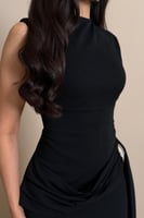 فستان اسود بقصة مستقيمة وتفصيل جانبي ناعم