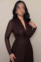 فستان بني لامع بقصة أنثوية أنيقة