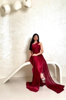 فستان احمر بتصميم كسرات وقصة كت فاخرة