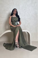 فستان زيتي لامع بتفصيلة كريستالية فاخرة