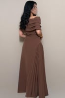 فستان بني أنيق بقصة كتف واحد وتنورة بكسرات ناعمة