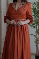 فستان ساتان بياقة مطرزة وحزام قماش أنيق