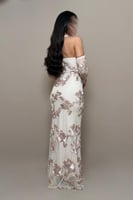 فستان بيج بتطريزات بارزة وقصة أنثوي