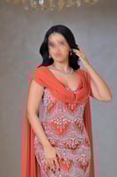 فستان أورنج مطرز بتصميم فاخر وانسيابية أنيقة