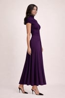 فستان بنفسجي مزموم بياقة مرتفعة