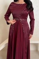 فستان عنابي بكم طويل مزين بالكريستالات