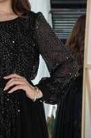 فستان طويل اسود مرصع بالفصوص اللامعة