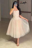 فستان دانتيل بيج بتفاصيل ناعم