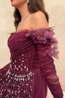 فستان بنفسجي من التل اللامع وتصميم أكتاف منسدلة