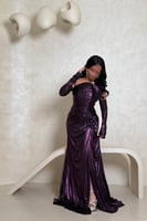 فستان بنفسجي لامع بكتف واحد وتصميم فخم