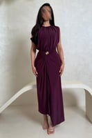 فستان بنفسجي بتصميم كسرات وتفصيل ذهبي عند الخصر