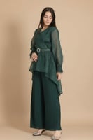 طقم بنطلون وبلوزة كريب مطرزة مع حزام كريستال