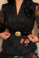 فستان أسود مشجّر بتفاصيل دانتيل وحزام ذهبي