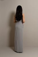 فستان رمادي بقصة مستقيمة وتفصيل جانبي ناعم