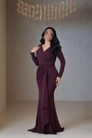 فستان سهرة عنّابي بلمعة ناعمة وأكمام مزخرفة