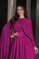 فستان أنيق بأكمام كيب مزين بفصوص ناعمة