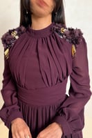 فستان بنفسجي طويل بتطريز ورود على الأكتاف