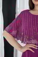 فستان طويل روز مزين بالفصوص مع كشكشة جانبية