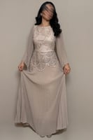 فستان بيج أنيق بتطريز لامع وقصة راقية