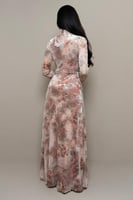 فستان سهرة وردي نود طويل بنقشة انيقة ناعمة