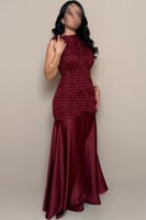 فستان عنابي بقصة رسمية أنيقة