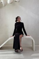 فستان سهرة اسود بكم طويل وتصميم انيق مع فتحة ظهر