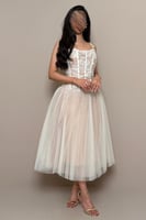 فستان دانتيل بيج بتفاصيل ناعم