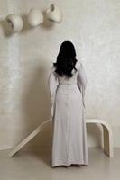 فستان بيج فاتح راقي بأكمام كسرات وتطريز كتف