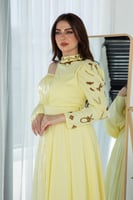 فستان طويل أصفر بفتحة خناقية وأكمام جرس – أناقة را...