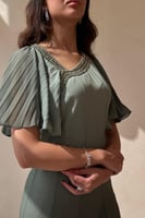 فستان زيتي بأكمام كشكش وتطريز ناعم عند الياقة