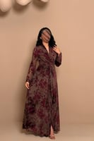 فستان بني بنقشة زهور وقصة لف أنثوية