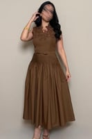 فستان أنثوي بتصميم راق يجمع بين النعومة والفخامة